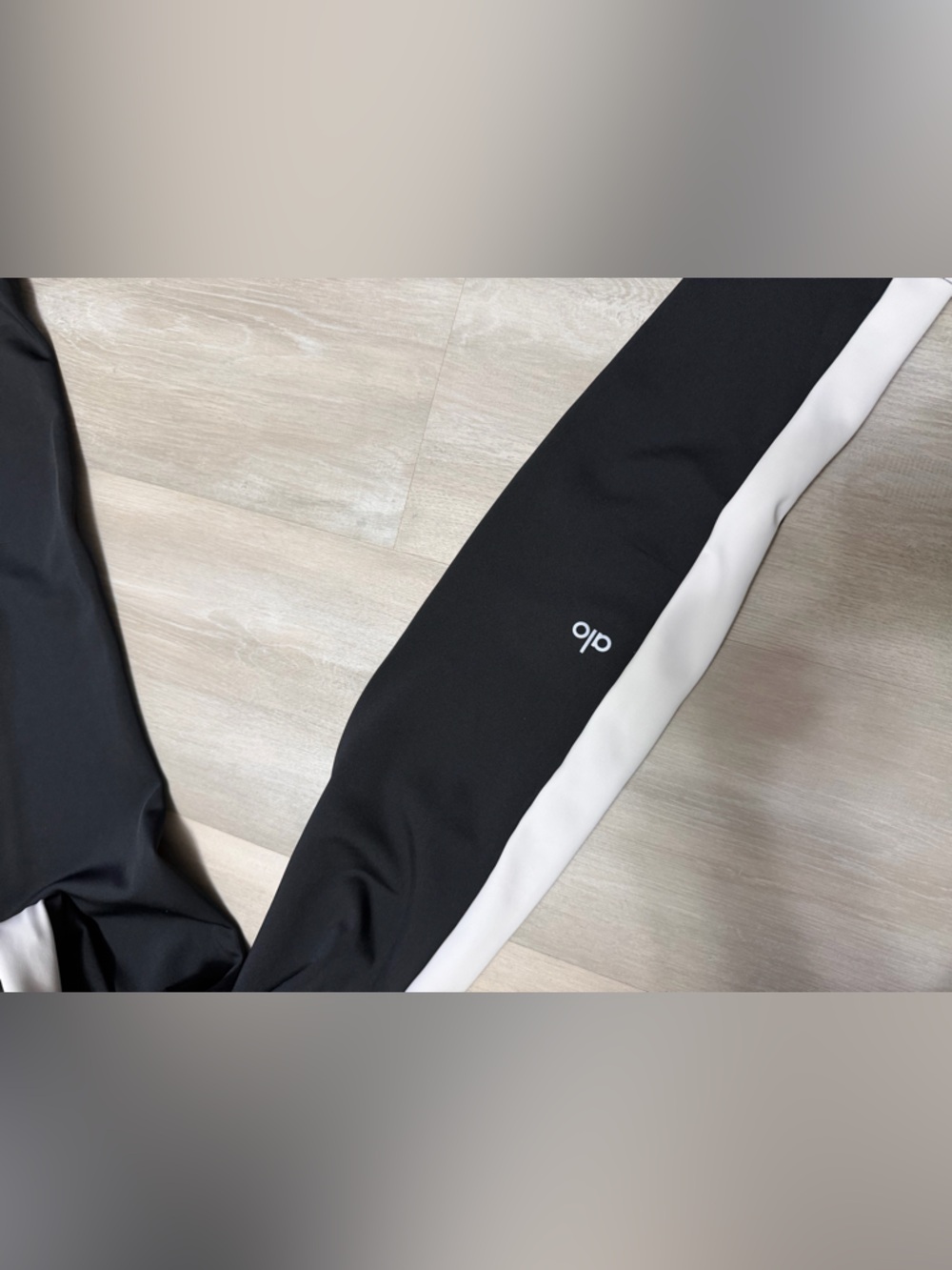 ALO Yoga High-Waist Black Leggings with White Side Panels - Picture 2 of 2